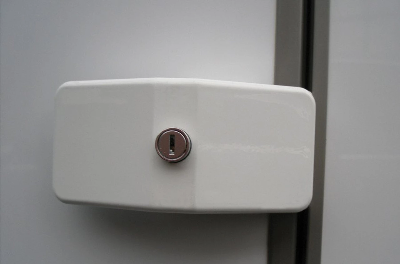 Thule Caravan and Motorhome Single & Triple Pack Door Lock 3 Thule Caravan and Motorhome Single & Triple Pack Door Lock - Image 3